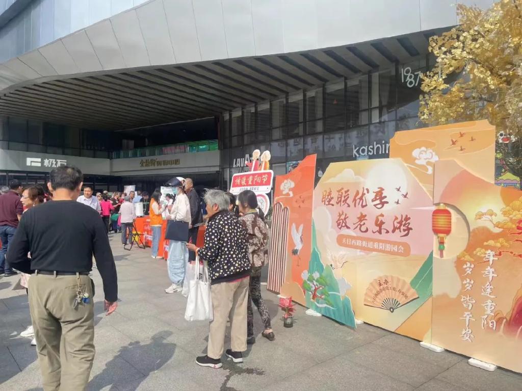 上海联通重阳节开展系列助老活动,助力老年人跨越“数字鸿沟”