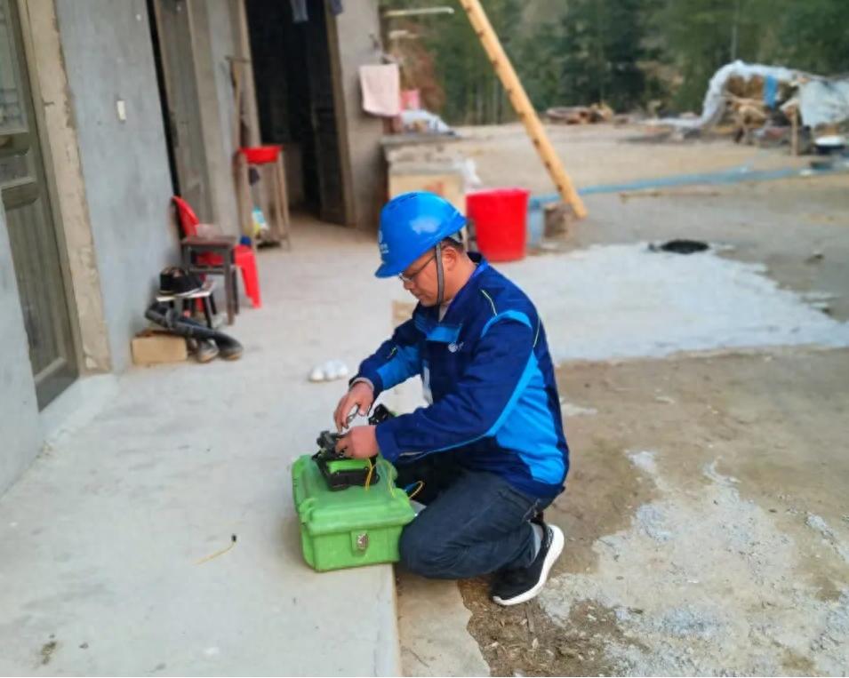 寒风中网络畅通靠谁?移动装维人员默默守护-赫兹号卡网-赫兹通讯