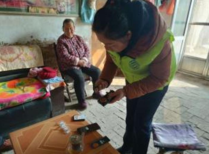 老人手机卡坏咋办?移动上门补卡暖人心!