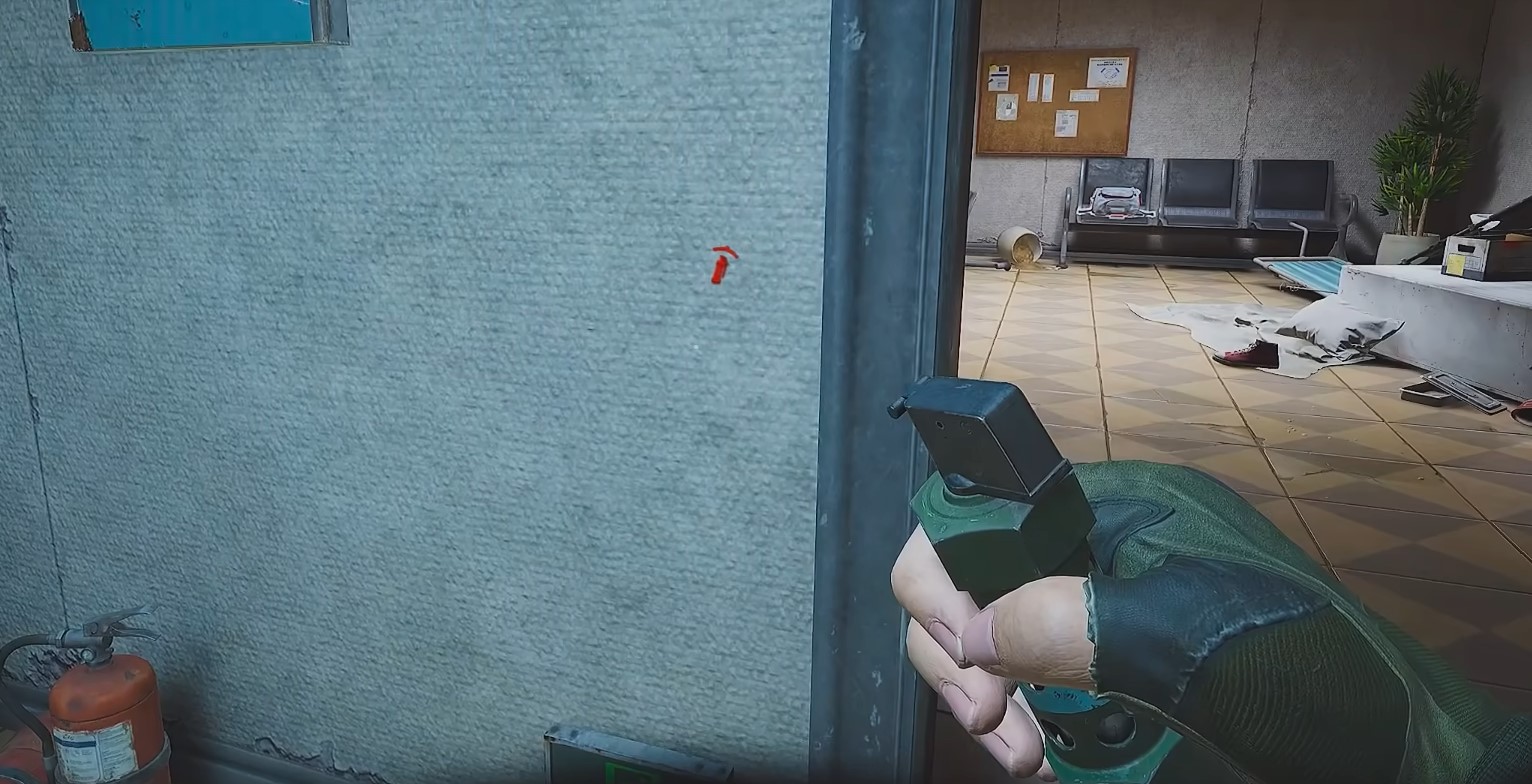 打断人机双腿后投掷闪光弹